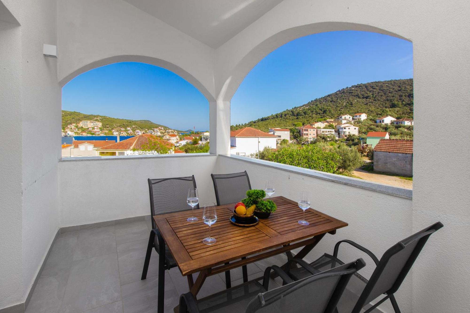Villa Dalmatian Child With Swimming Pool, Close To The Beach Vinišće Εξωτερικό φωτογραφία