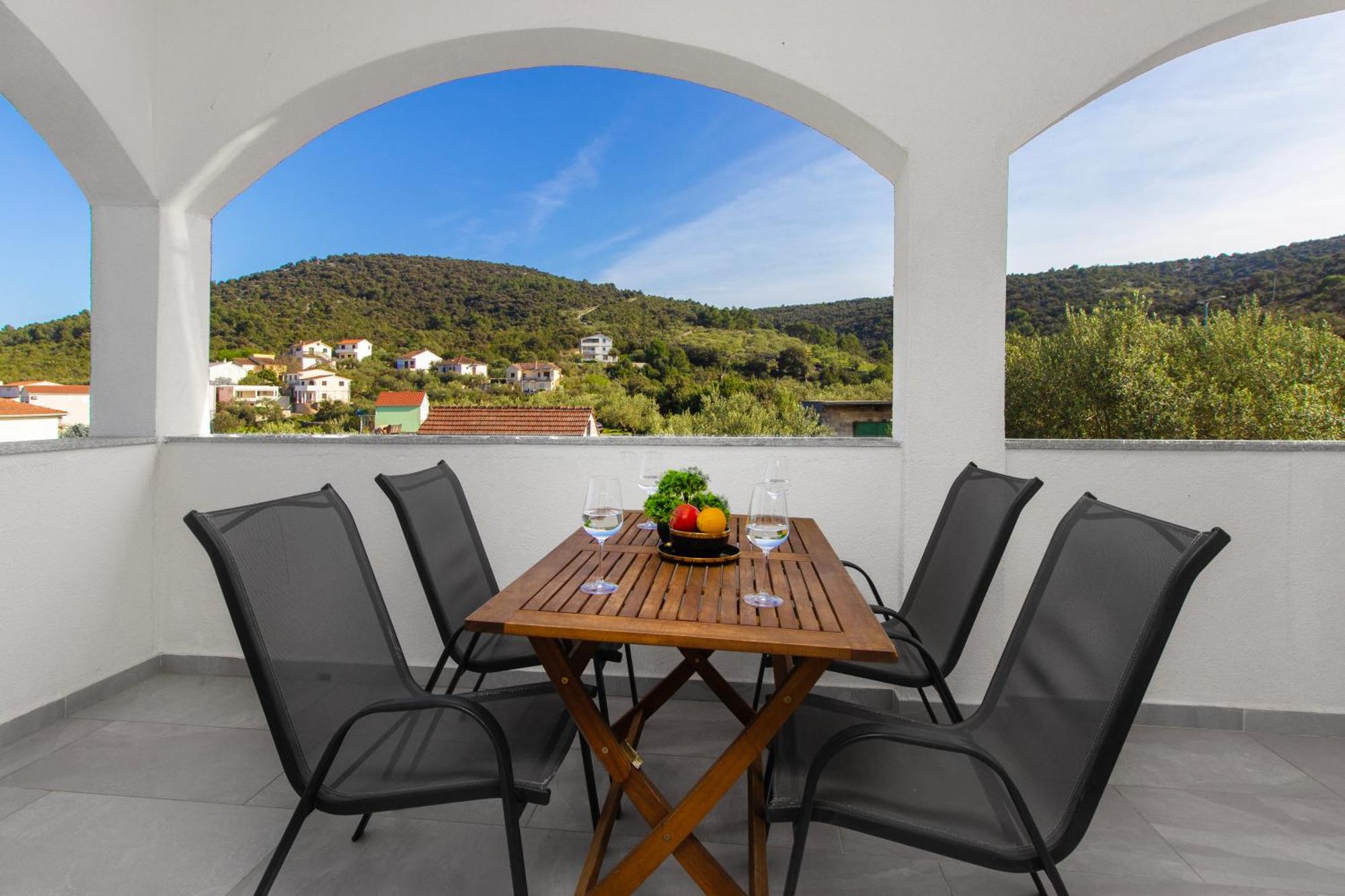 Villa Dalmatian Child With Swimming Pool, Close To The Beach Vinišće Εξωτερικό φωτογραφία